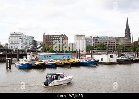 Boote entlang des Binnenhafenkanals in der Hamburger Hafencity mit Nikolaikirche, Nordmann-Rassmann-Gebäude und Stellahaus im Hintergrund. Stockfoto