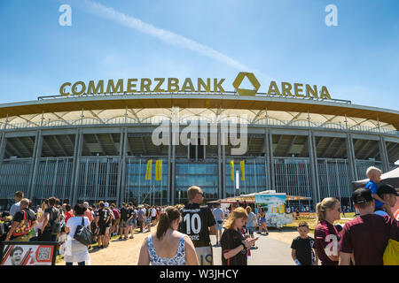 Frankfurt, Deutschland - Juli 2019: Blick auf die Commerzbank Arena und Fußball-Fans. Commerzbank-Arena ist home Stadion des Fußball-Club Eintracht Frankfurt. Stockfoto