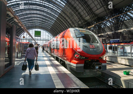 Frankfurt, Deutschland - Juli 2019: DB, Deutsche Bahn, Züge und Passagiere am Frankfurter Hauptbahnhof Plattform. Stockfoto