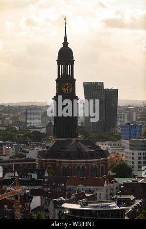 Blick auf die Michaelskirche (Hauptkirche St. Michaelis) und die Stadt Hamburg, zur goldenen Stunde an einem Sommerabend. Stockfoto