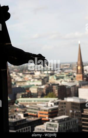 Eine Wasserspeier im Turm der St. Nikolauskirche in Hamburg mit Blick auf die Stadt. Stockfoto