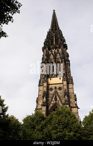 Die Turmspitze der St. Nikolauskirche (Nikolaikirche) in Hamburg, die bei Bombenanschlägen im zweiten Weltkrieg beschädigt wurde Stockfoto