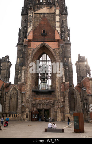 Der Kirchturm der Nikolauskirche (Nikolaikirche) in Hamburg, der bei den Bombenanschlägen des zweiten Weltkriegs erhebliche Schäden angerichtet hatte Stockfoto