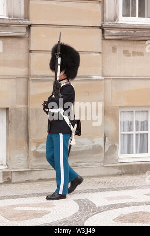 Die Wachablösung am Schloss Amalienborg in Kopenhagen Dänemark Stockfoto