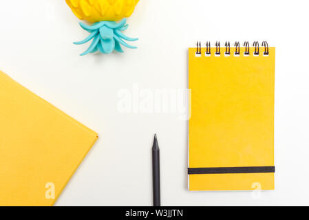 Ansicht von oben Bild von Büromaterial oder Schule Zubehör, trendige Farbe gelb Objekte von Overhead shot Stockfoto