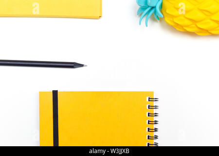 Ansicht von oben Bild von Büromaterial oder Schule Zubehör, trendige Farbe gelb Objekte von Overhead shot Stockfoto