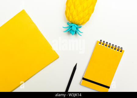 Ansicht von oben Bild von Büromaterial oder Schule Zubehör, trendige Farbe gelb Objekte von Overhead shot Stockfoto