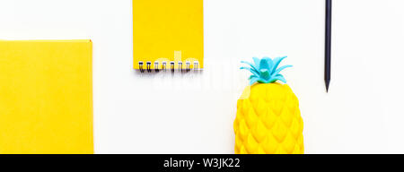 Ansicht von oben Bild von Büromaterial oder Schule Zubehör, trendige Farbe gelb Objekte von Overhead shot Stockfoto