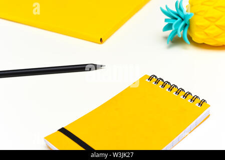 Ansicht von oben Bild von Büromaterial oder Schule Zubehör, trendige Farbe gelb Objekte von Overhead shot Stockfoto