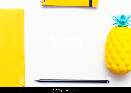 Ansicht von oben Bild von Büromaterial oder Schule Zubehör, trendige Farbe gelb Objekte von Overhead shot Stockfoto