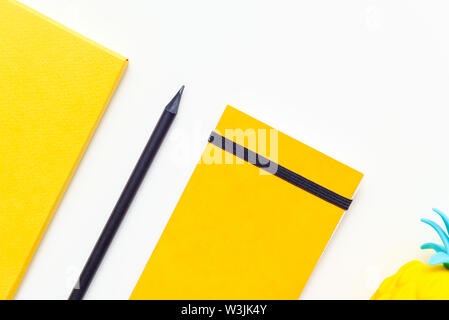 Ansicht von oben Bild von Büromaterial oder Schule Zubehör, trendige Farbe gelb Objekte von Overhead shot Stockfoto