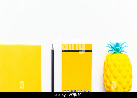 Ansicht von oben Bild von Büromaterial oder Schule Zubehör, trendige Farbe gelb Objekte von Overhead shot Stockfoto