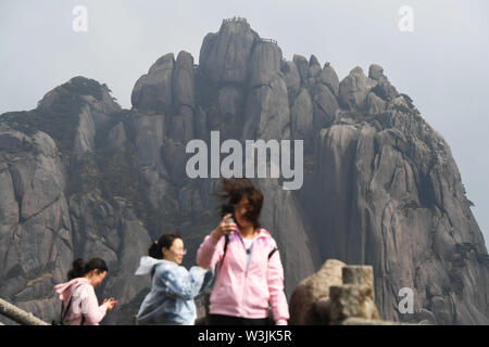 Peking, der chinesischen Provinz Anhui. 20 Mär, 2019. Touristen nehmen Bilder vor der Lotus Gipfel von Mount Huangshan, im Osten der chinesischen Provinz Anhui, 20. März 2019. Credit: Zhang Duan/Xinhua/Alamy leben Nachrichten Stockfoto