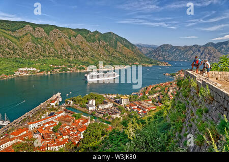 'Emerald Princess' Kreuzfahrtschiff vor Kotor Altstadt, Montenegro verankert. Stockfoto