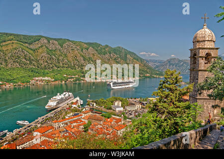 Kotor Altstadt mit Kreuzfahrtschiffen 'Emerald Princess' und 'Seabourn Odyssey' in Kotor Bucht, Montenegro. Stockfoto