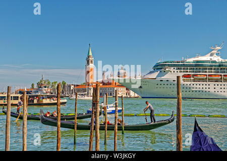 Kreuzfahrtschiff "Rhapsody of vorbei am Meer entlang des Canale della Giudecca durch die venezianische Lagune von Venedig, Italien. Stockfoto