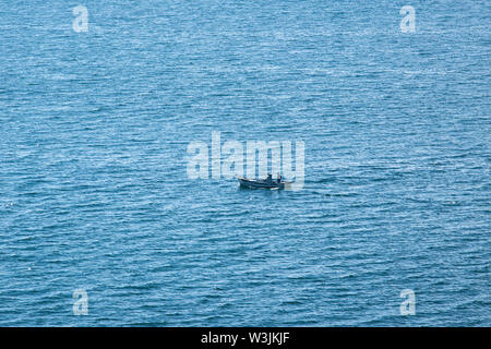 Marine mit einem kleinen Fischerboot in den Atlantischen Ozean. Galizien, Spanien Stockfoto