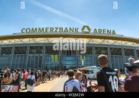 Frankfurt, Deutschland - Juli 2019: Blick auf die Commerzbank Arena und Fußball-Fans. Commerzbank-Arena ist home Stadion des Fußball-Club Eintracht Frankfurt. Stockfoto