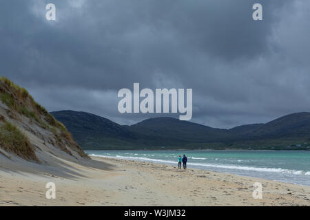 Der Mann und die Frau zu Fuß am Strand von Luskentire, Isle of Harris, Schottland Stockfoto