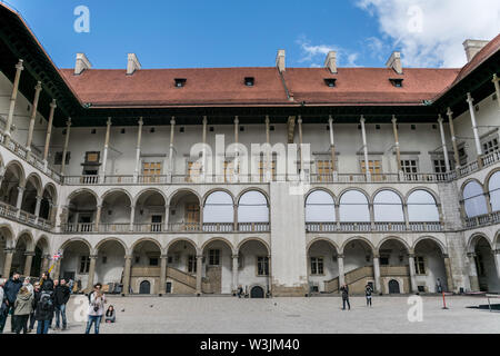 Krakau, Polen - 23. September 2018: Panoramablick auf den Innenhof des Vertreters Royal Kameras innerhalb der architektonischen Eingestellt von Wawel in Stockfoto