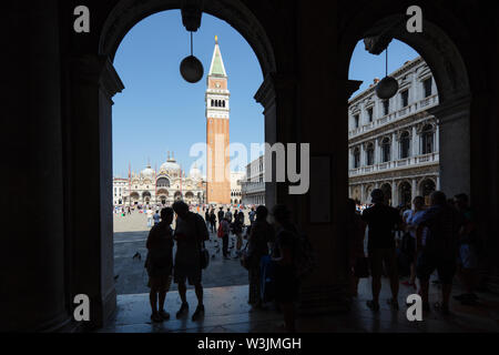 Touristen, die St. Markusplatz mit Campanile, Venedig, Italien Stockfoto