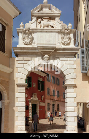 Anzeigen von balbi's Arch zu Grisia Straße in der Stadt Rovinj, Istrien, Kroatien führenden Stockfoto