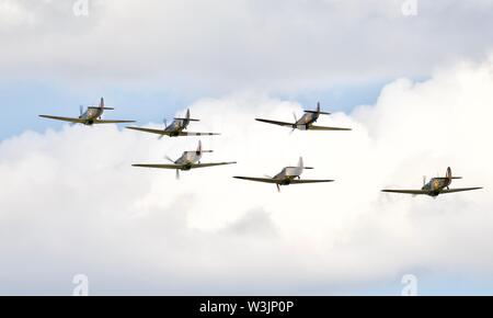 6 Hawker Hurricanes im formationsflug an Shuttleworth militärische Airshow am 7. Juli 2019 Stockfoto