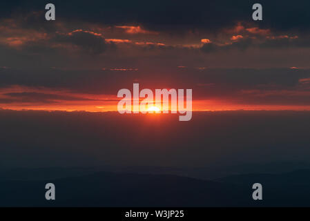 Sunrise mit Wolken, Hügel Silhouette und bunten Himmel von Schneekoppe im Riesengebirge auf tschechisch-polnischen Grenzen Stockfoto