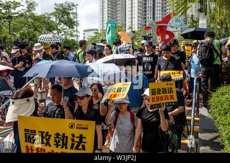 März Demonstranten mit Plakaten und skandieren Parolen bei Anti-Auslieferung bill Demonstrationen in Sheung Shui, Hong Kong am 13. Juli 2019. Pro-demokratischen Demonstranten weiter mit Demonstrationen, wie sie für den vollständigen Abzug der eine umstrittene Auslieferung Bill und der Verwaltungschefin von Hong Kong Executive Carrie Lam. Stockfoto
