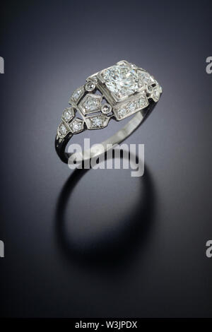 Antike Diamond Engagement Ring mit einem Carat plus Zentrum Stein und Akzent Seite Diamanten in Platin eingestellt. Stockfoto