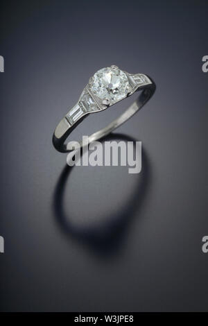 Antike Diamond Engagement Ring mit einem Carat plus Antiken cut Zentrum Stein und Akzent Seite Diamanten in Platin eingestellt. Stockfoto