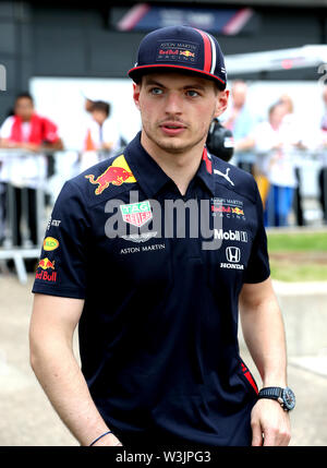 Aston Martin Red Bull Fahrer Max Verstappen Spaziergange entlang der Boxengasse wahrend eine Vorschau Tag fur den Britischen Grand Prix in Silverstone Towcester Stockfotografie Alamy