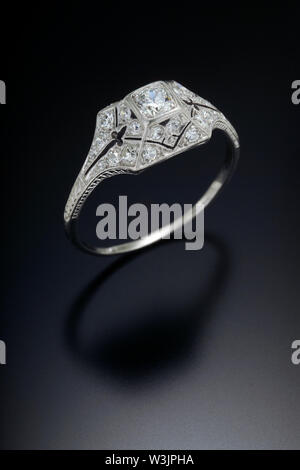 Einen filigranen Stil antike Diamond Engagement Ring mit einem carat Zentrum Stein und die von Akzent Seite Diamanten im Platin umgeben. Stockfoto