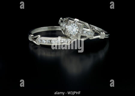 Antike diamant Platin Verlobungsring mit einem Carat plus Zentrum Stein und Akzent Seite Diamanten und eine antike Diamant Platin Band auf bla legen Stockfoto