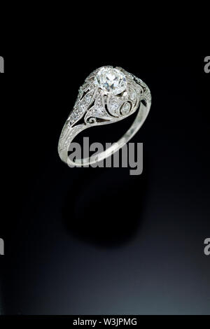 Einen filigranen Stil antike Diamond Engagement Ring mit einem Plus carat Zentrum Stein und die von Akzent Seite Diamanten im Platin umgeben. Auf Stockfoto