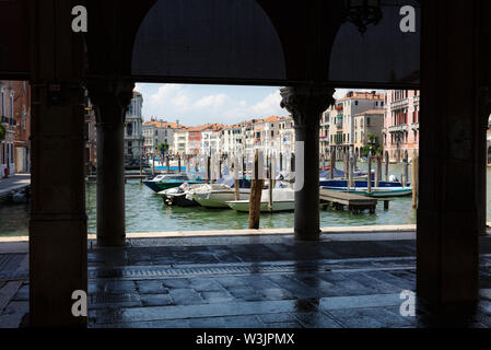 Blick auf den Canal Grande und kleine Boote von innen Ein alter Fischmarkt, Venedig, Italien Stockfoto