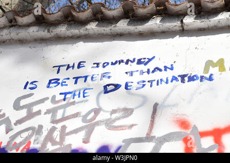 John Lennon Mauer - Prag. Der Tribut an Liebe, Frieden, Mitgefühl und den Beatles. Stockfoto