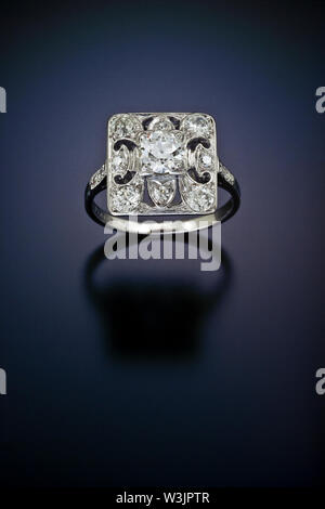 Einen filigranen Stil antike Diamond Engagement Ring mit einem Plus carat Zentrum Stein und die von Akzent Seite Diamanten im Platin umgeben. Auf Stockfoto