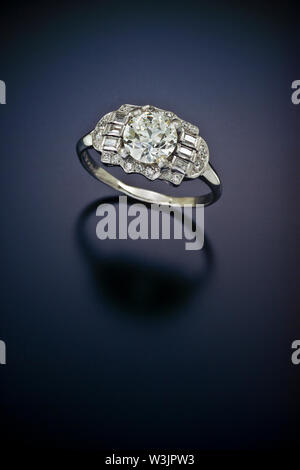 Diese antike Diamond Engagement Ring mit einem Plus carat Zentrum Stein und die von Akzent Seite Diamanten umgeben ist in Platin. Gezeigt auf einem schwarzen re Stockfoto