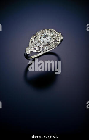 Diese filigranen Stil antike Diamond Engagement Ring mit einem Plus carat Zentrum Stein und die von Akzent Seite Diamanten umgeben ist in Platin. Zeigen Stockfoto
