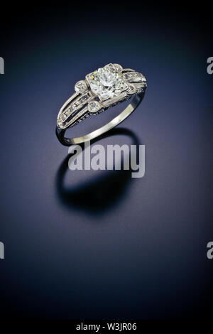 Diese antike Diamond Engagement Ring mit einem Plus carat Zentrum Stein und die von Akzent Seite Diamanten umgeben ist in Platin. Gezeigt auf einem schwarzen re Stockfoto