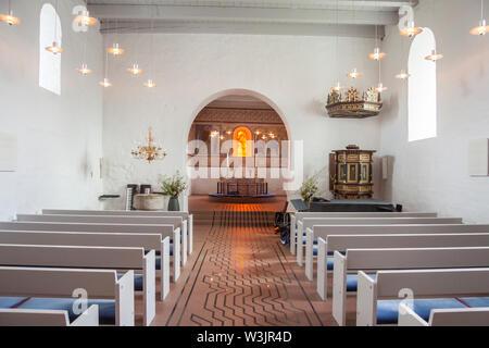 JELLING, Dänemark - 9. Mai 2017: das Innere der weißen Kirche auf das Denkmal, das von der UNESCO zum Weltkulturerbe Schirmherrschaft am 9. Mai 2017 in Jelling, Stockfoto