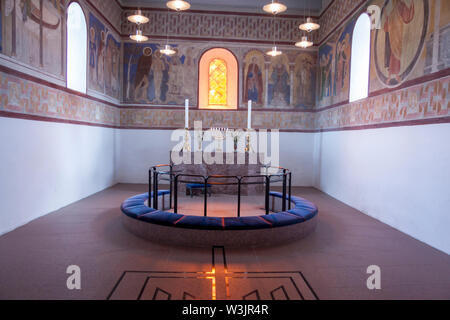 JELLING, Dänemark - 9. Mai 2017: das Innere der weißen Kirche auf das Denkmal, das von der UNESCO zum Weltkulturerbe Schirmherrschaft am 9. Mai 2017 in Jelling, Stockfoto