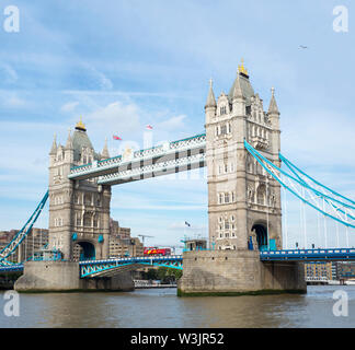 Die Londoner Tower Bridge über die Themse. Stockfoto