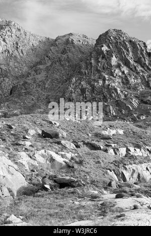 Berge und Klippen an der Conor Pass auf den wilden Atlantik der Kerry Way Stockfoto