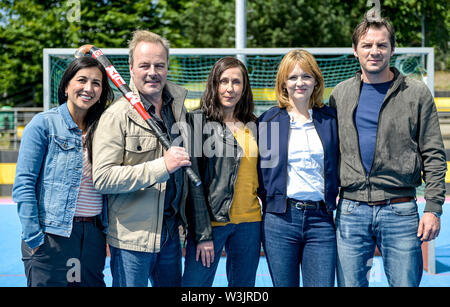 Hamburg, Deutschland. 16. Juli, 2019. Vadina Karun (L-R), Till Demtroder, Barbara Philipp, Laura Tonke und Felix Klare, Schauspieler, sind zu einem Fototermin am Set des NDR Krimi 'Body einfach Mord". Der Film wird in der Hansestadt bis 02. August 2019 gestellt werden. Quelle: Axel Heimken/dpa/Alamy leben Nachrichten Stockfoto