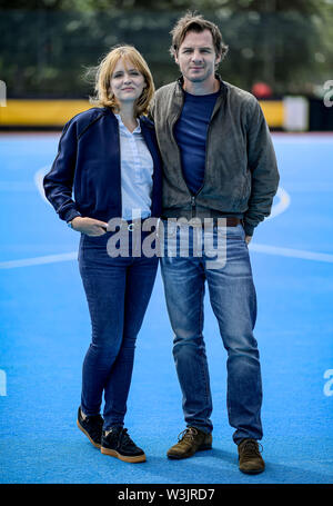 Hamburg, Deutschland. 16. Juli, 2019. Laura Tonke und Felix Klare, Schauspieler, sind zu einem Fototermin am Set des NDR Krimi 'Body einfach Mord". Der Film wird in der Hansestadt bis 02. August 2019 gestellt werden. Quelle: Axel Heimken/dpa/Alamy leben Nachrichten Stockfoto
