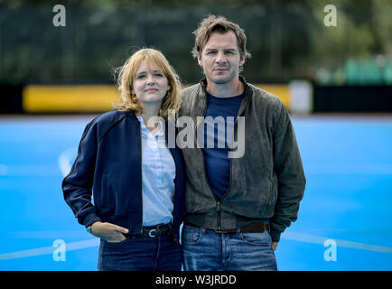 Hamburg, Deutschland. 16. Juli, 2019. Laura Tonke und Felix Klare, Schauspieler, sind zu einem Fototermin am Set des NDR Krimi 'Body einfach Mord". Der Film wird in der Hansestadt bis 02. August 2019 gestellt werden. Quelle: Axel Heimken/dpa/Alamy leben Nachrichten Stockfoto