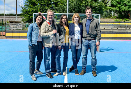 Hamburg, Deutschland. 16. Juli, 2019. Vadina Karun (L-R), Till Demtroder, Barbara Philipp, Laura Tonke und Felix Klare, Schauspieler, sind zu einem Fototermin am Set des NDR Krimi 'Body einfach Mord". Der Film wird in der Hansestadt bis 02. August 2019 gestellt werden. Quelle: Axel Heimken/dpa/Alamy leben Nachrichten Stockfoto