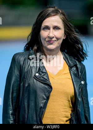 Hamburg, Deutschland. 16. Juli, 2019. Barbara Philipp, Schauspielerin, ist zu einem Fototermin am Set des NDR Krimi 'Body einfach Mord". Der Film wird in der Hansestadt bis 02. August 2019 gestellt werden. Quelle: Axel Heimken/dpa/Alamy leben Nachrichten Stockfoto